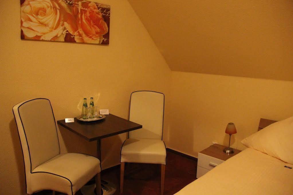 Hotel-Restaurant Holsteiner Hof Ґестгахт Екстер'єр фото